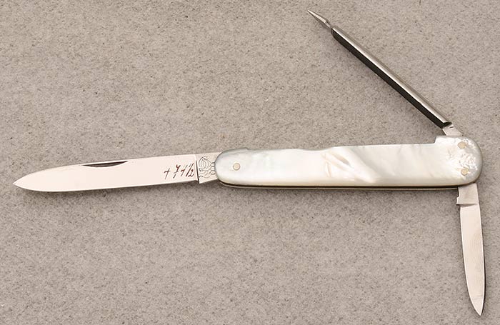 Hen & Rooster 3-1/8" Sleeveboard Mother-of-Pearl 3 Blade Knife